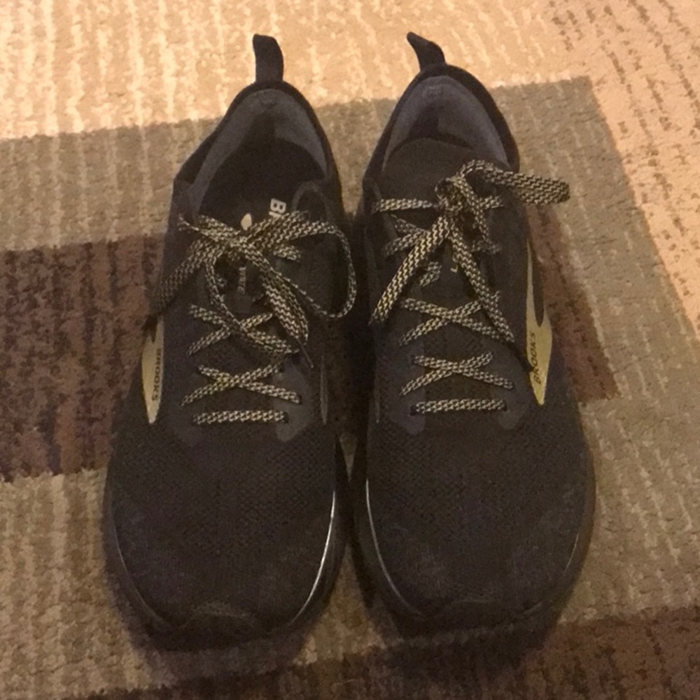 Black and gold mens Brooks Levitate 4 sz. 11.